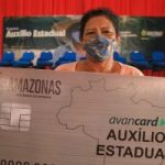 Entrega de cartao auxilio estadual Foto Arthur Castro Secom 1 300x200 1