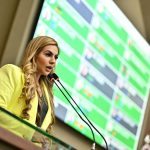 02 Dep. DeCC81bora Menezes apresenta Projeto de Lei que prioriza matriCC81culas de oCC81rfaCC83os da Covida 19