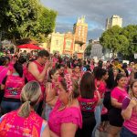 04 ComissaCC83o da Mulher da FamiCC81lia e do Idoso participa de banda de Carnaval levantando a bandeira da luta contra o feminiciCC81dio e1676660495375