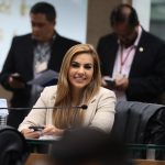 06 Dep. DeCC81bora Menezes Projeto de Lei para tornar obrigatoCC81rio horaCC81rio ciCC81vico nas escolas eCC81 apresentado pela deputada DeCC81bora Menezes