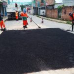 Prefeitura de Manaus recupera asfalto da principal via do bairro Novo Reino