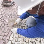 Prefeitura realiza servicos de reposicao manual de pedras portuguesas na Ponta Negra