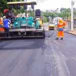 E28098Asfalta Manaus da prefeitura aplica 590 toneladas de asfalto em rua do Planalto