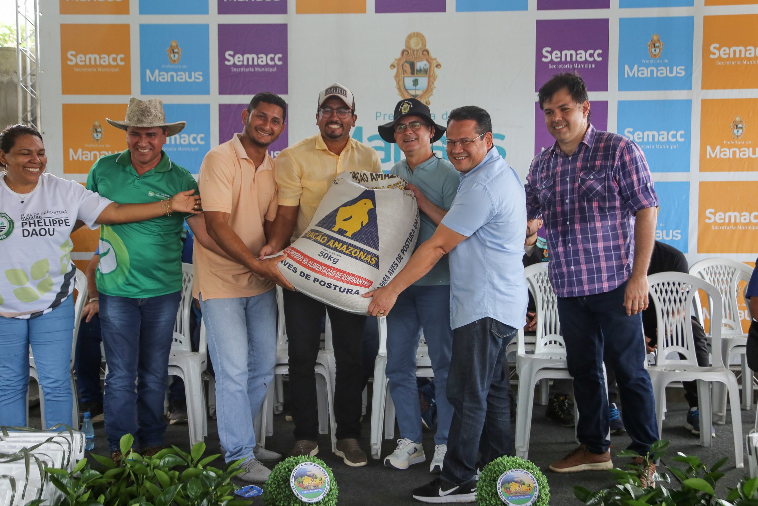 Prefeito entrega kits de insumos para 200 familias de produtores rurais beneficiadas pelo programa E28098Manaus Agro 1 scaled 1
