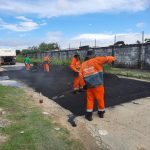 Prefeitura intensifica servico de recuperacao viaria no bairro Flores