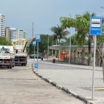 Prefeitura realiza reposicao de placas de paradas de onibus que foram furtadas na Ponta Negra