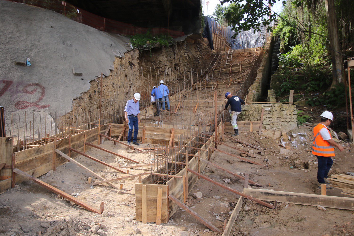 Prefeitura restaura talude no viaduto Josue Claudio de Souza e inicia trabalho preventivo no beco Ayrao