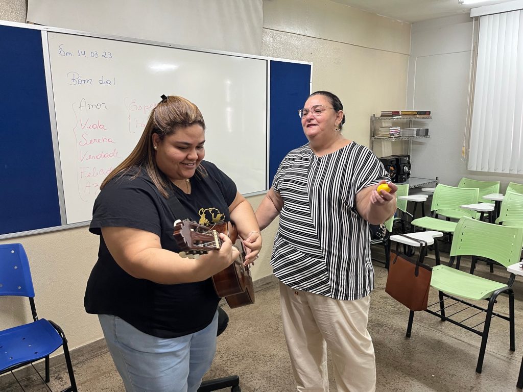 Terapia por meio da música é praticada em oficinas de extensão oferecidas pela FUnATI Portal Informe Digital WhatsApp Image 2023 03 15 at 15.38.19 1 1024x768 1