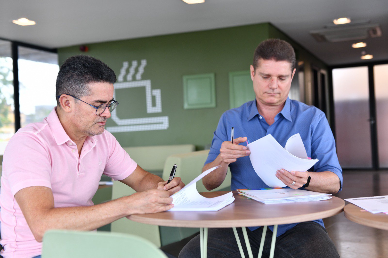 Prefeito assina novas progressoes de servidores da Educacao 2