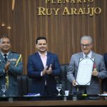 04 Assembleia Legislativa homenageia jornalista Oswaldo Lopes presidente da TV Encontro das ACC81guas