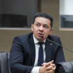 06 Dep. Delegado PeCC81ricles apresenta projeto que propoCC83e porte de arma para fiscais do Ipaam 1024x683 1