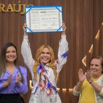 07 Dep. Joana Darc entrega TiCC81tulo de CidadaCC83 do Amazonas aCC80 cantora Joelma 1024x682 1