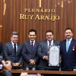 07 Dep. Roberto Cidade preside solenidade de outorga da E28098Medalha Ruy ArauCC81jo ao subprocurador de Manaus Marco AureCC81lio Choy