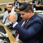 11 Dep. MaCC81rio CeCC81sar Filho Projeto que obriga inteCC81rprete de Libras em oCC81rgaCC83os puCC81blicos e bancos eCC81 aprovado por unanimidade na Assembleia Legislativa