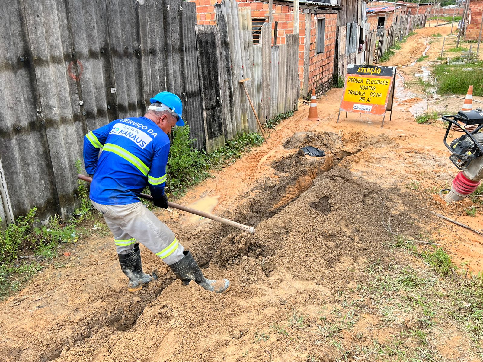 Ageman fiscaliza expansao de rede de agua na comunidade Vida Nova 2