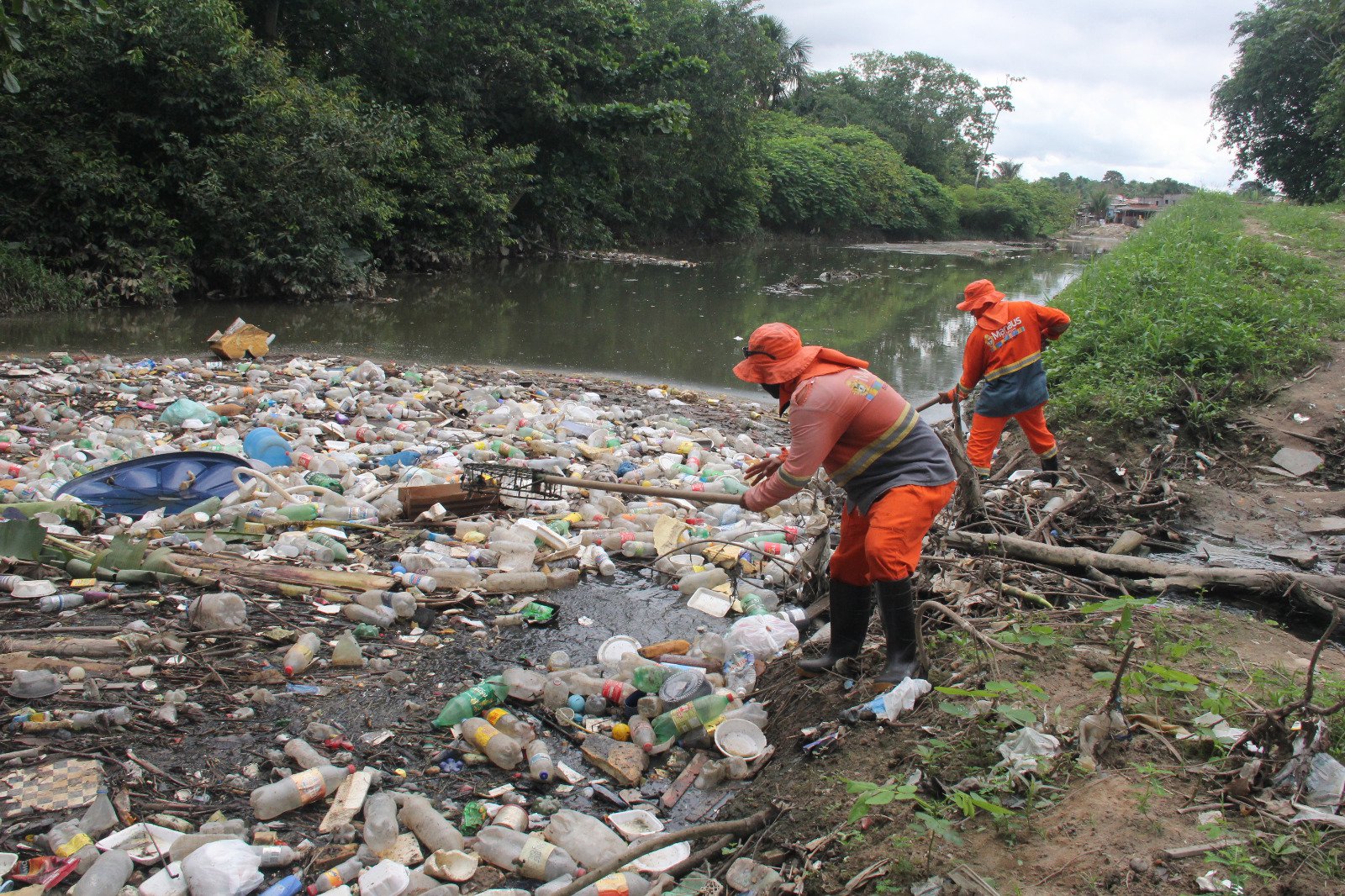 Limpeza no igarape do conjunto Joao Bosco 3