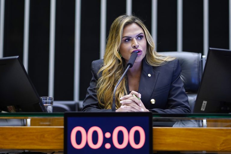 Deputada Silvye Alves fala ao microfone