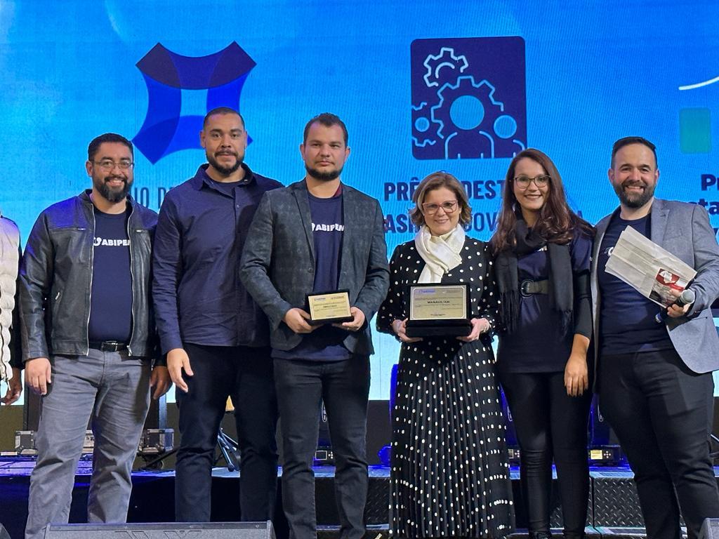 Dani e Flavio recebendo premios 2
