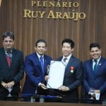 04 Thomas Law presidente do Ibrachina recebe medalha Ruy ArauCC81jo na Assembleia Legislativa