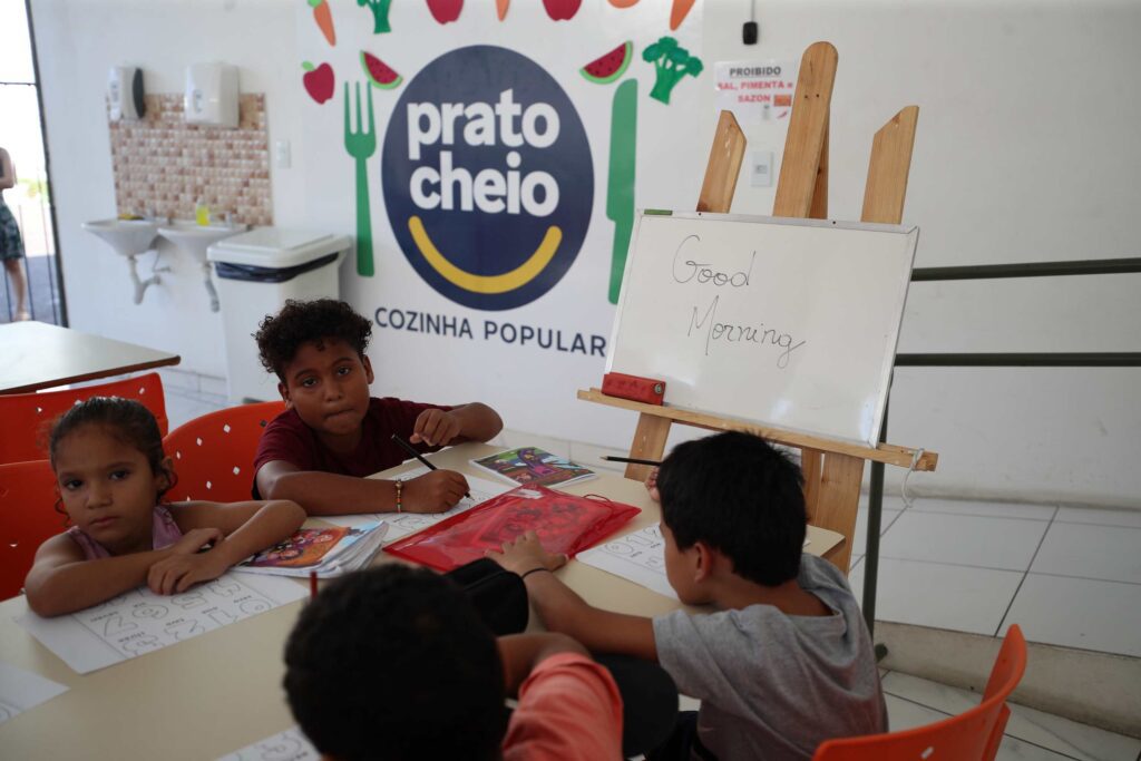 Prato Cheio do bairro da União promove aulas de inglês para crianças da comunidade Portal Informe Digital Ingles prato cheio 2 1024x683 1