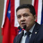 05 Dep. Delegado PeCC81ricles Lei do deputado Delegado PeCC81ricles que proiCC81be o constrangimento a vigilantes no exerciCC81cio da profissaCC83o eCC81 sancionada pelo Governo do AM 1024x683 1
