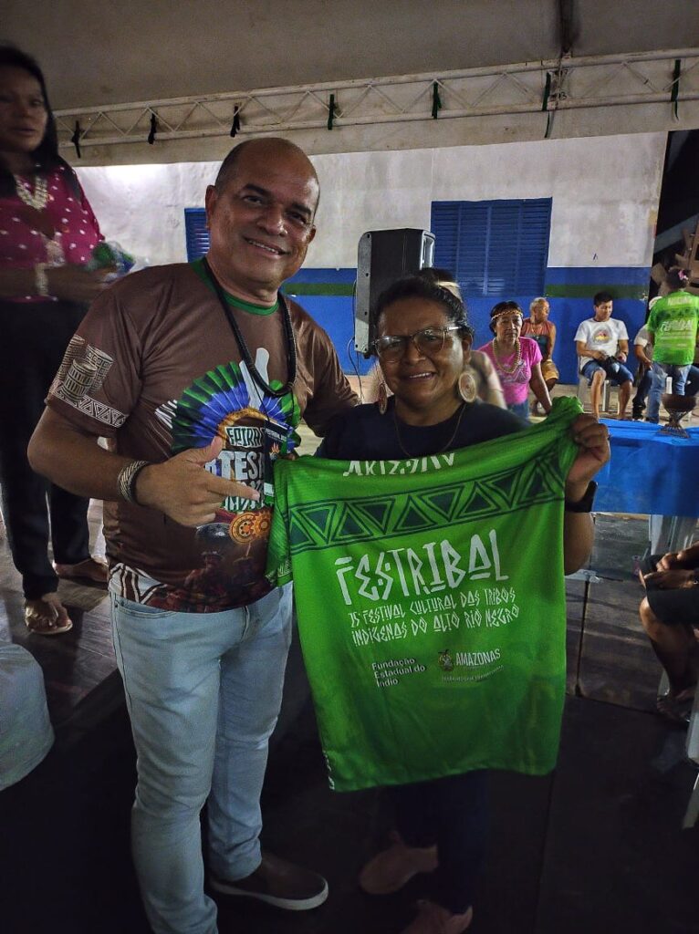 Artesa indigena recebendo camisa da FEI Gilberto kaywa 766x1024 1 Portal Informe Digital