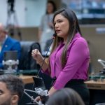 Joana Darc vota pela aprovacCCA7aCC83o do PL que restringe alimentos enlatados e bebidas artificiais nas escolas do Amazonas 1024x681 1