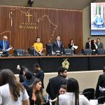 02 Assembleia aprova recomposicCCA7aCC83o salarial de servidores da sauCC81de combate aCC80 discriminacCCA7aCC83o de LGBTQIAPN e concessaCC83o da medalha Ruy ArauCC81jo a Wilson Lima 1024x683 1