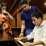 Aluno do Liceu Claudio Santoro realiza sonho de tocar piano no Teatro Amazonas em ensaio da Filarmonica Foto Antonio Lima Secom 1024x683 1