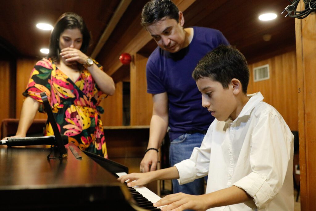 Aluno do Liceu Claudio Santoro realiza sonho de tocar piano no Teatro Amazonas em ensaio da Filarmonica Foto Antonio Lima Secom 1024x683 1 Portal Informe Digital
