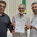 Ipem ISO Diretor presidente do Ipem AM Renato Marinho diretores tecnico Jose Itamar de Souto a esquerda e administrativo financeiro Marco Antonio Oliveira de Araujo 1024x472 1