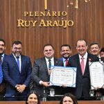 Sob a presideCC82ncia de Roberto Cidade Aleam homenageia senador Omar Aziz com tiCC81tulo de CidadaCC83o do Amazonas e com a medalha Ruy ArauCC81jo 1024x683 1