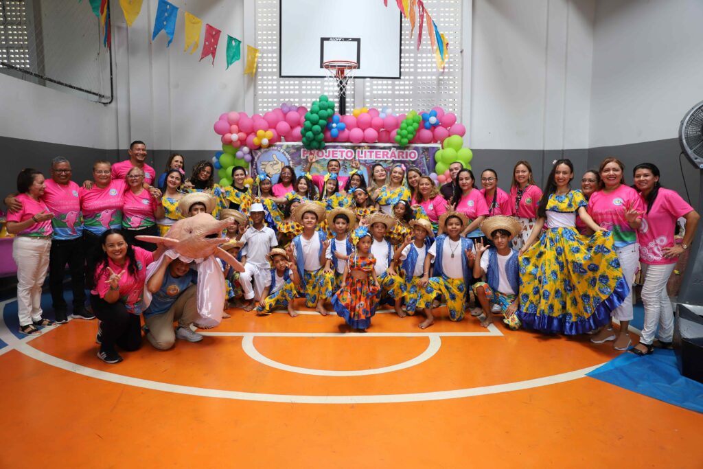 Projeto de literatura promove o contato de alunos surdos e surdos-cegos com a lenda do boto cor de rosa Portal Informe Digital Educacao Projeto Literatura Surda Fotos Eduardo Cavalcante 1 1024x683 1