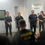 Sec. Jussara Pedrosa passando orientacoes a equipe Divulgacao Sejusc