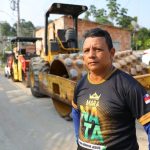 Moradores da comunidade Coliseu I comemoram obras do Asfalta Amazonas Personagem Vando Pimenta Foto Alex Pazuello Secom 1024x682 1