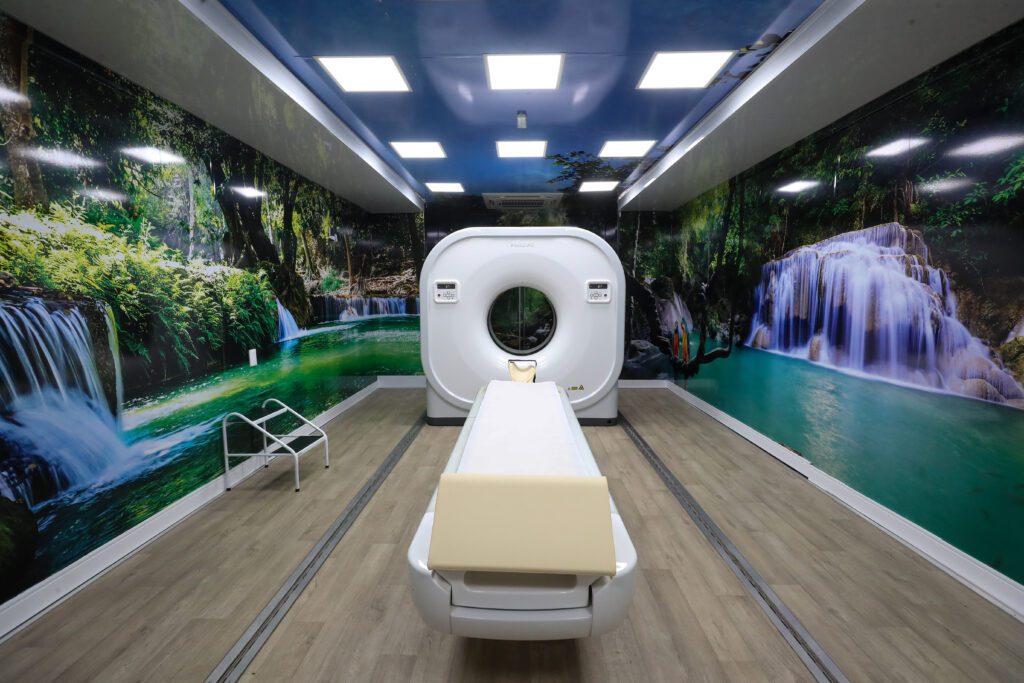 Saúde do Amazonas implanta serviço com carreta de apoio para a realização de exames de imagens da alta complexidade Portal Informe Digital SES AM.01 Carreta de tomografia altamente equipe para suporte 1 1024x683 1
