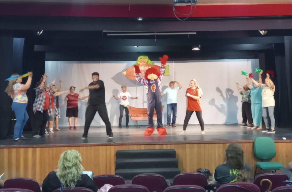 Alunos do Liceu Cláudio Santoro apresentam espetáculo que resgata músicas dos anos 80 Portal Informe Digital cultura liceu anos incriveis divulgacao 02 1024x674 1