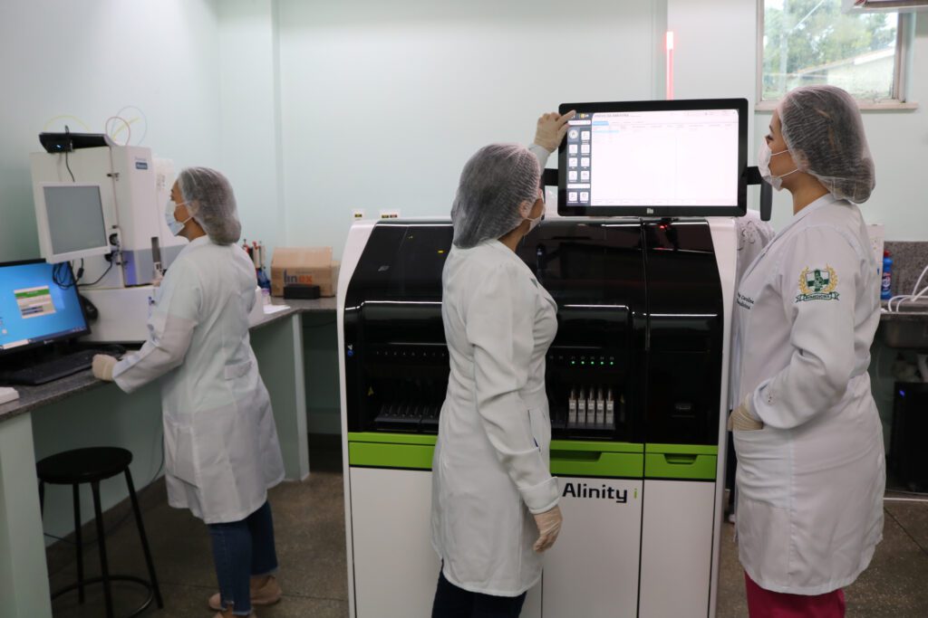 FCecon ultrapassa marca e realiza mais de 729 mil exames de análises clínicas em 2023 Portal Informe Digital FCecon Laboratorio Analises Clinicas FOTO Ludmila Dias 1024x683 1