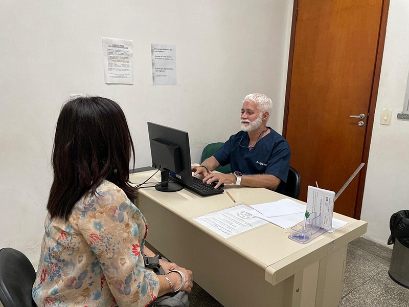 Saúde do Amazonas destaca importância do diagnóstico precoce do HIV no mês de combate às infecções Portal Informe Digital SES AM.02 Infectologista Noaldo Lucena esclarecendo um pouco sobre o HIV