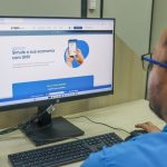 CIGAS Beneficiado campanha Faca a Conta Use GNV Ivaldo Martins acessando simulador de economia Credito Cristiana Gomes CIGAS 1024x683 3pPoiW
