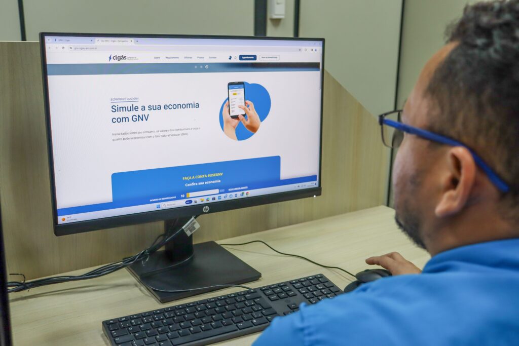 CIGAS Beneficiado campanha Faca a Conta Use GNV Ivaldo Martins acessando simulador de economia Credito Cristiana Gomes CIGAS 1024x683 3pPoiW