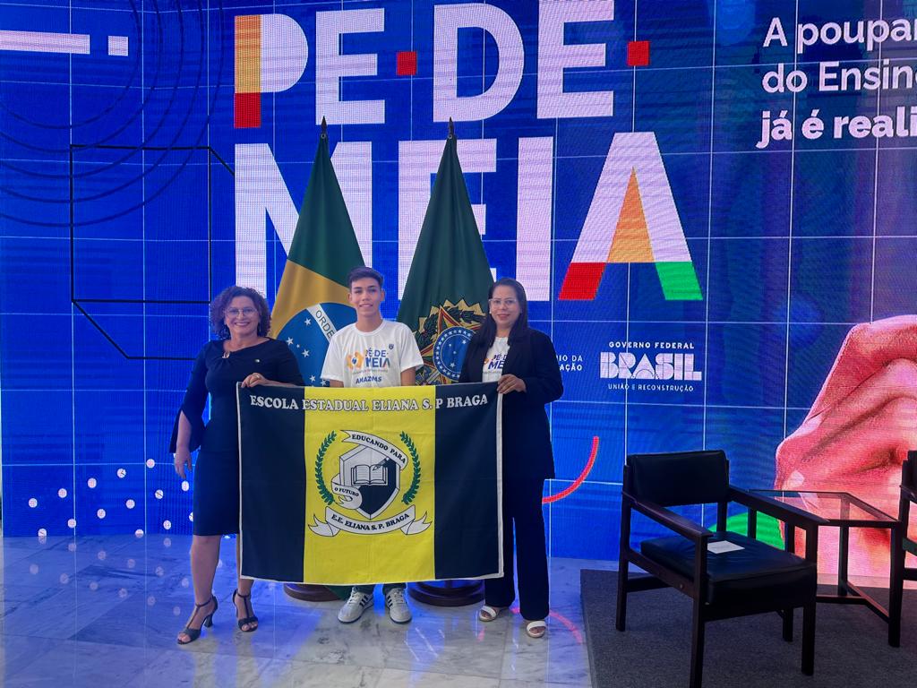 Secretaria Edilene com o Aluno Serio Miguel