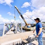 Prefeito Acompanha instalacao de nova estrutura do pier do Mirante Lucia Almeida 2 ObssYw