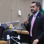 Deputado Rozenha cobra providencias para evitar que incidentes paralisem Manaus mFg7O8
