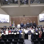 Sinesio Campos homenageia garcons e garconetes durante Sessao Especial na Aleam Foto Danilo Mello 1024x682 gTxd00