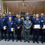 Comandante Dan homenageia aviadores da Forca Aerea Brasileira s8WAjz