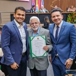 Delegado Pericles homenageia o professor Vilela com Medalha do Merito Educacional Foto Marcio James Ujr8X6