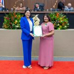 Professora Luzanira Ferreira e condecorada com a Medalha do Merito Legislativo Educacional pela deputada Mayra Dias Foto Aguilar Abecassis 1024x683 w1pw3O