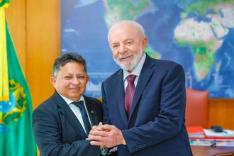 Sinesio Campos entrega proposta de regularizacao de areas em Manaus ao presidente Lula 2FUUTr