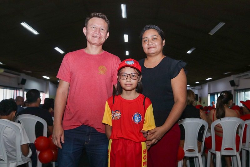 Mais de 660 crianças e adolescentes do programa Bombeiro Mirim iniciam atividades em 11 cidades do Amazonas Portal Informe Digital CBMAM 4 casal Raquel Marques e Sandro Santos e a filha Eloisa foto Arthur Castro Secom